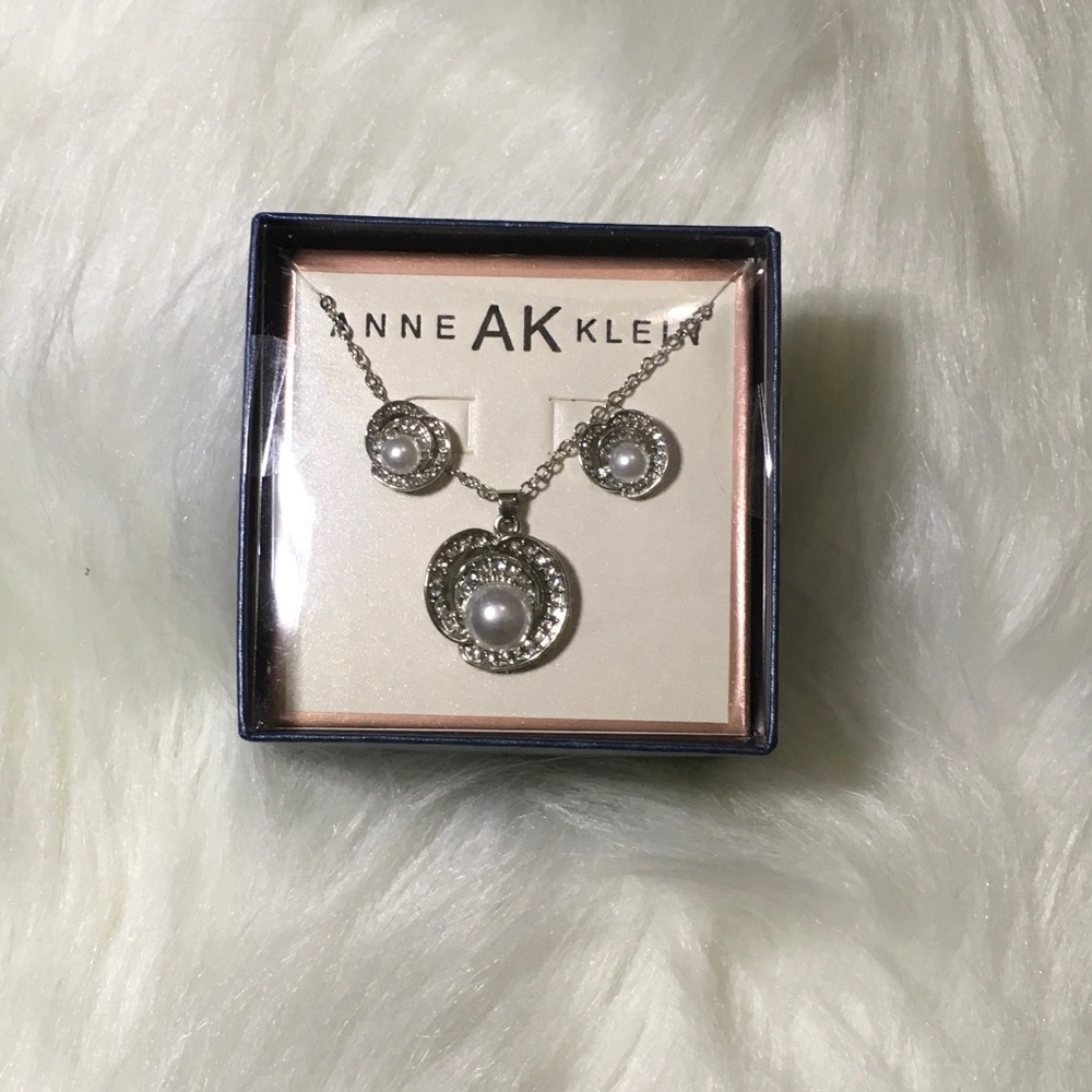 🆕Anne Klein pearl/silver necklace set